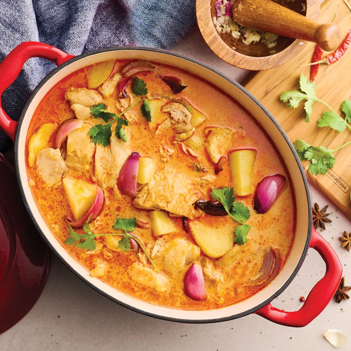 Tramontina 7 Qt Enameled Cast-Iron Series 1000 Covered Oval Dutch Oven - Gradated Red 5 Tramontina 7 Qt Enameled Cast-Iron Series 1000 Covered Oval Dutch Oven - Gradated Red - Image 5