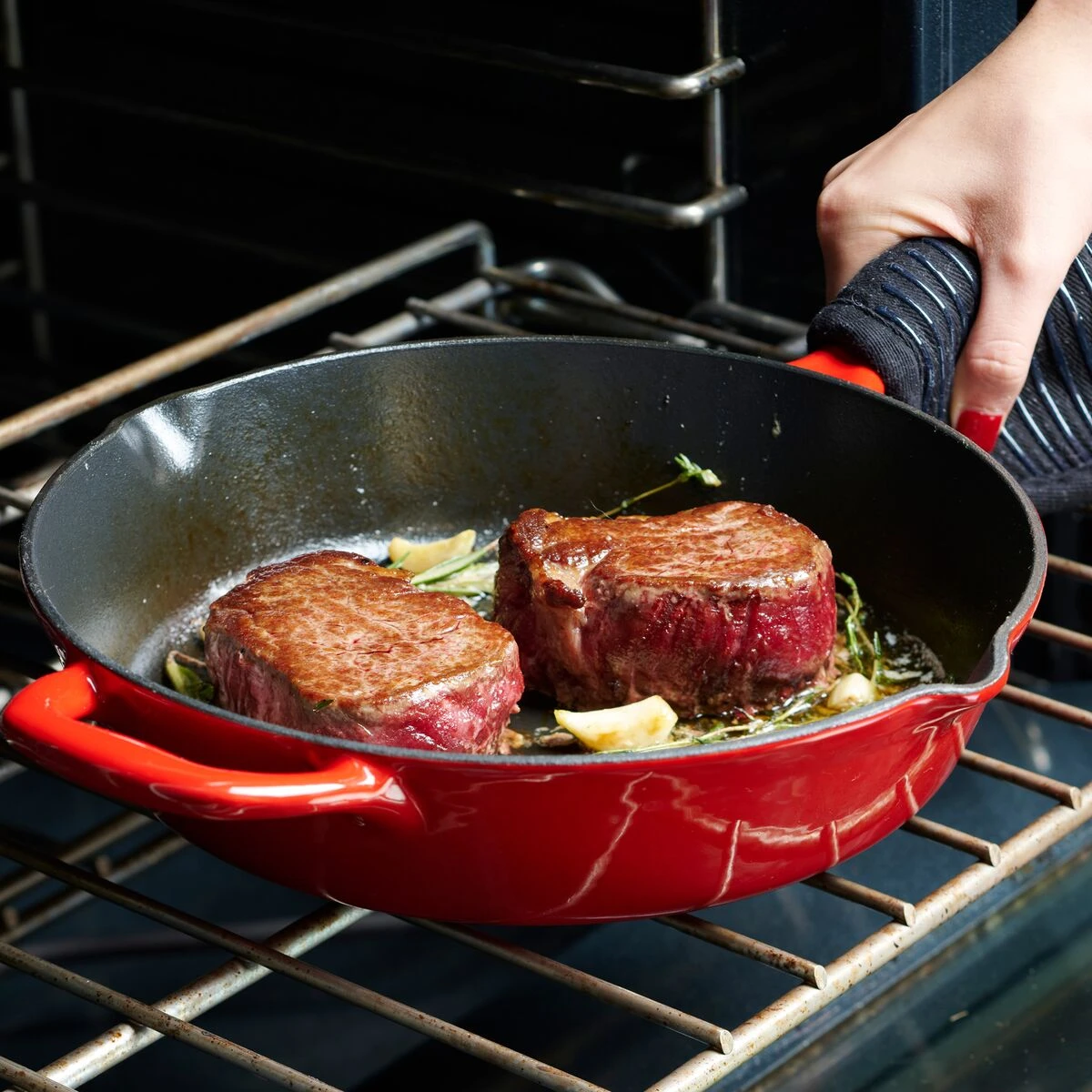 Tramontina 10 In Enameled Cast-Iron Series 1000 Skillet - Gradated Red 5 Tramontina 10 In Enameled Cast-Iron Series 1000 Skillet - Gradated Red - Image 5