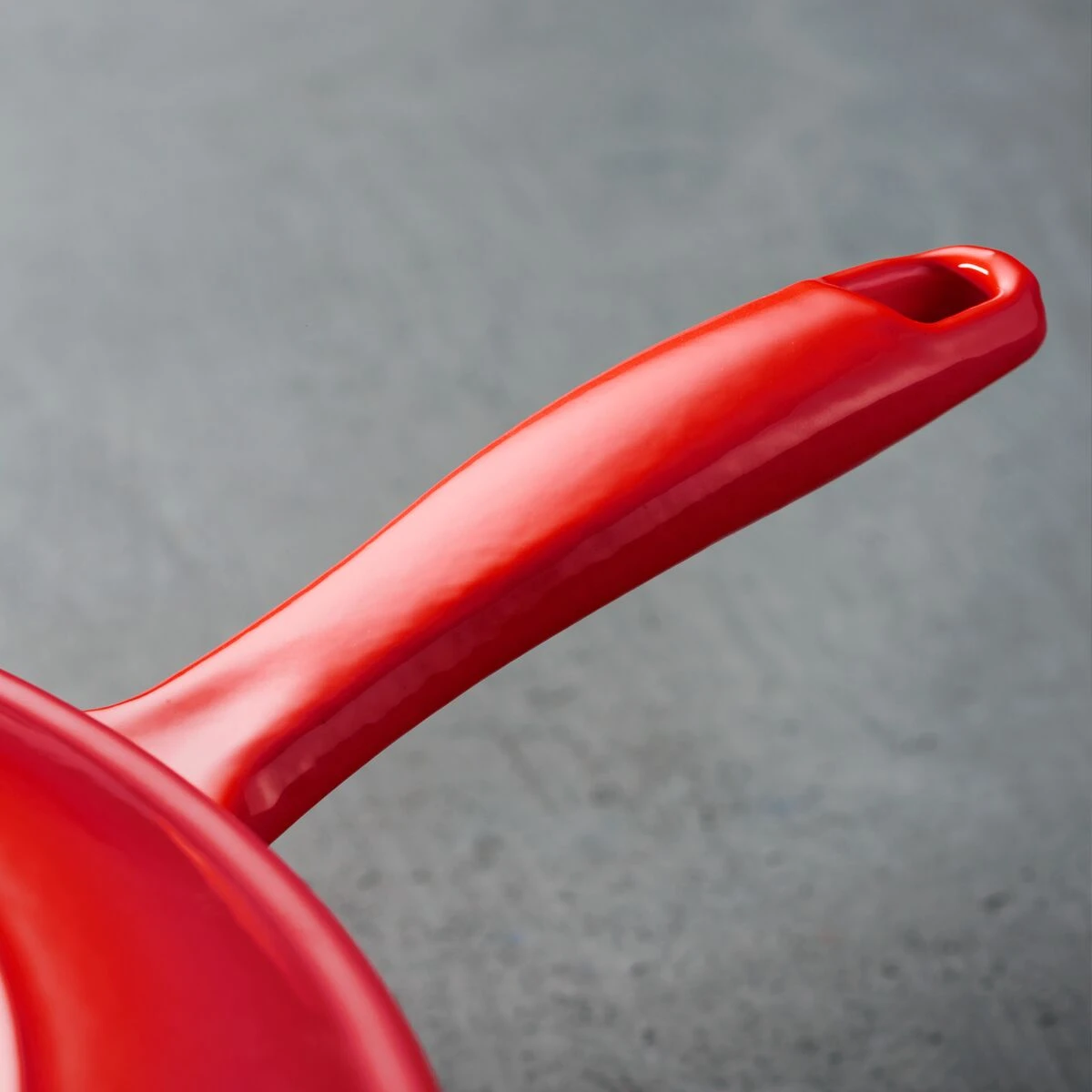 Tramontina 12 In Enameled Cast-Iron Series 1000 Skillet - Gradated Red 4 Tramontina 12 In Enameled Cast-Iron Series 1000 Skillet - Gradated Red - Image 4