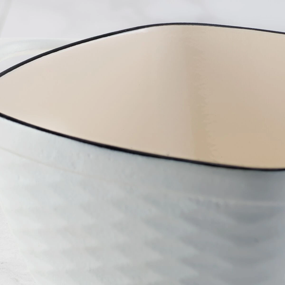 Tramontina Prisma 7 Qt Enameled Cast Iron Covered Square Dutch Oven - Matte White 4 Tramontina Prisma 7 Qt Enameled Cast Iron Covered Square Dutch Oven - Matte White - Image 4