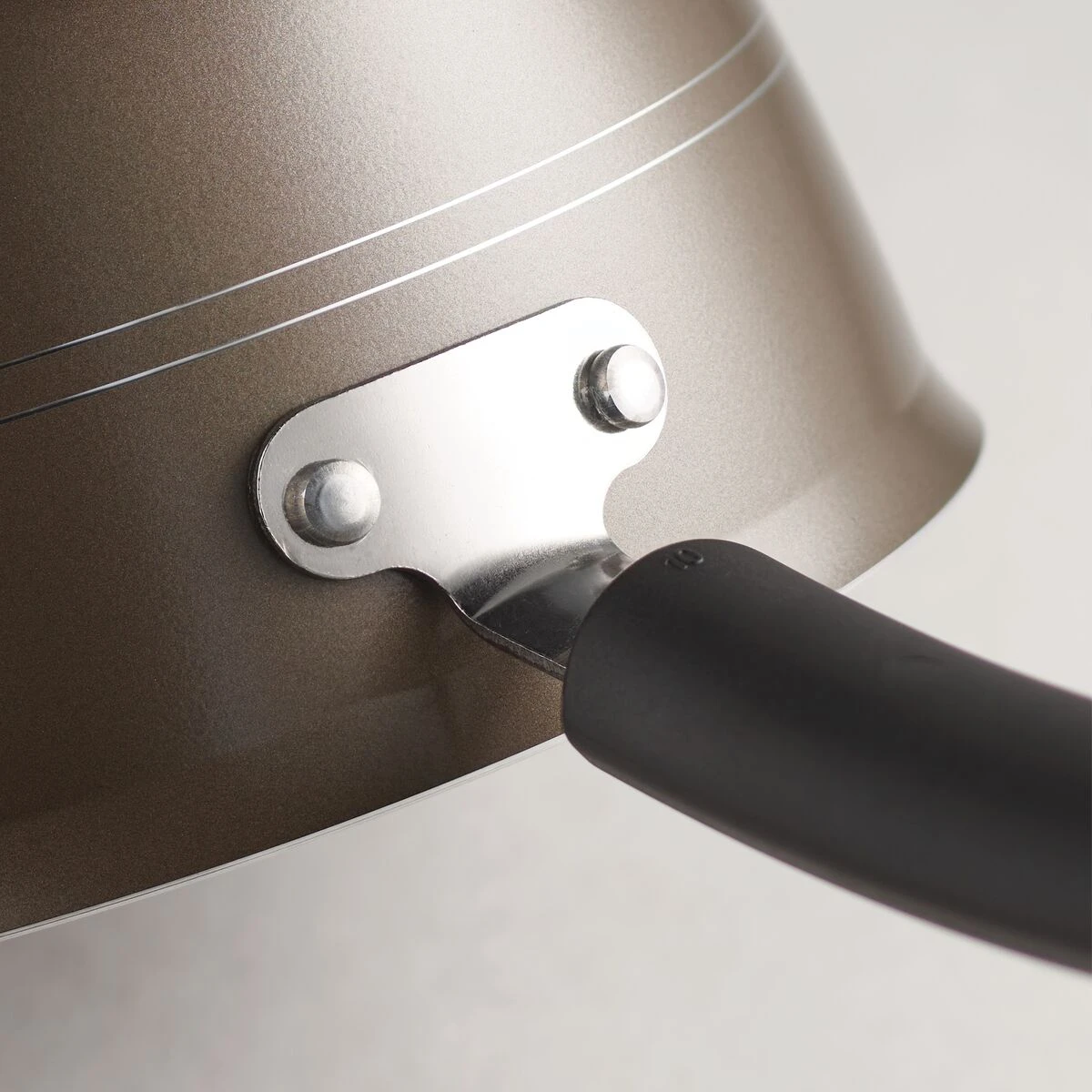 Tramontina Sicilia 4.5 Qt Aluminum Nonstick Covered Chef''s Pan - Hazelnut 4 Tramontina Sicilia 4.5 Qt Aluminum Nonstick Covered Chef''s Pan - Hazelnut - Image 4