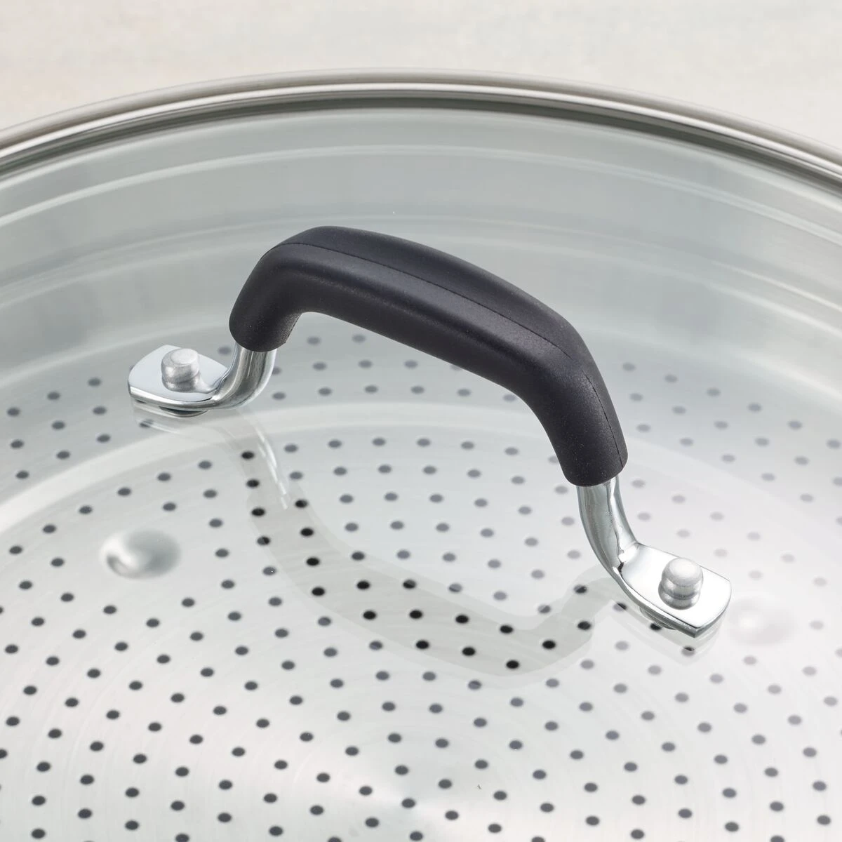 Tramontina 5.5 Quart Nonstick Everyday Pan - Metallic Red 4 Tramontina 5.5 Quart Nonstick Everyday Pan - Metallic Red - Image 4